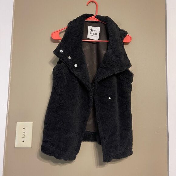 dylan Women’s Faux Fur Dark Brown Button Vest Medium - Picture 2 of 12